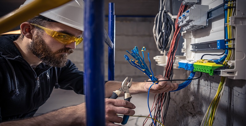 Sudor, electrician, instalator : meserii cautate si oportunitati de angajare