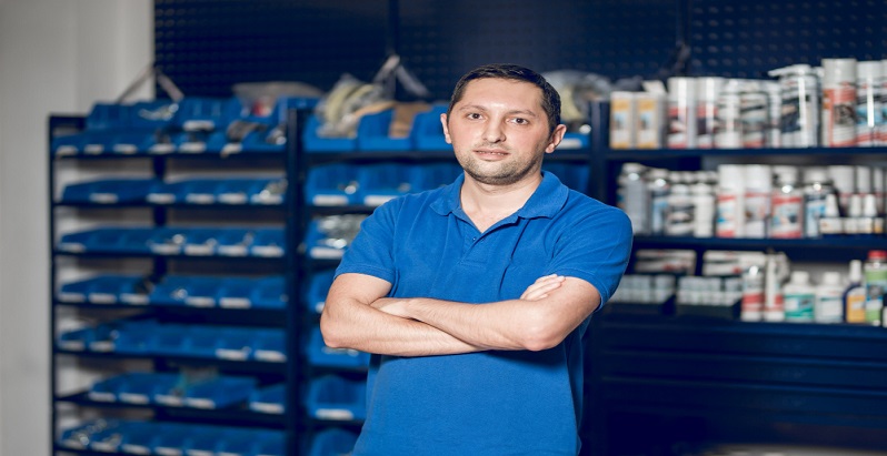 Angajat cu o vechime de 17 ani concediat dupa ce a intervenit intr-un furt