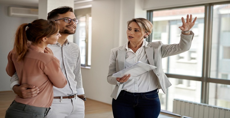 Cat castiga profesionistii din imobiliare: agent imobiliar, evaluator si manager de proprietati
