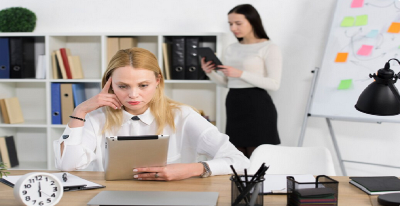 5 minute de miscare pe ora pot creste fericirea si productivitatea la locul de munca. Ce arata studiile recente
