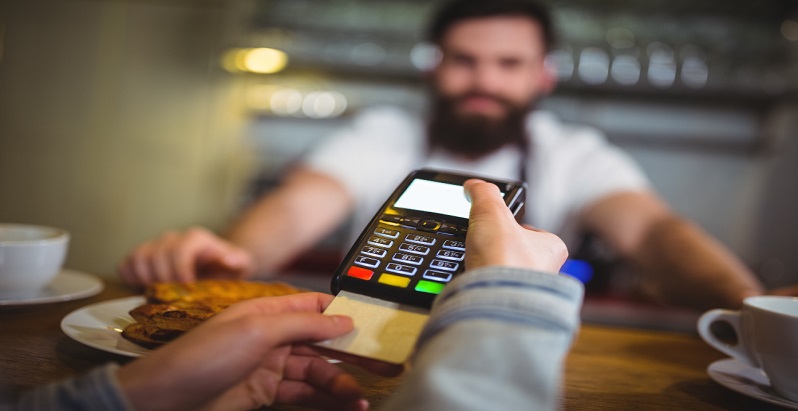 Cum economisesti bani in vacanta cand platesti cu cardul in strainatate: alegi lei, euro sau moneda locala?