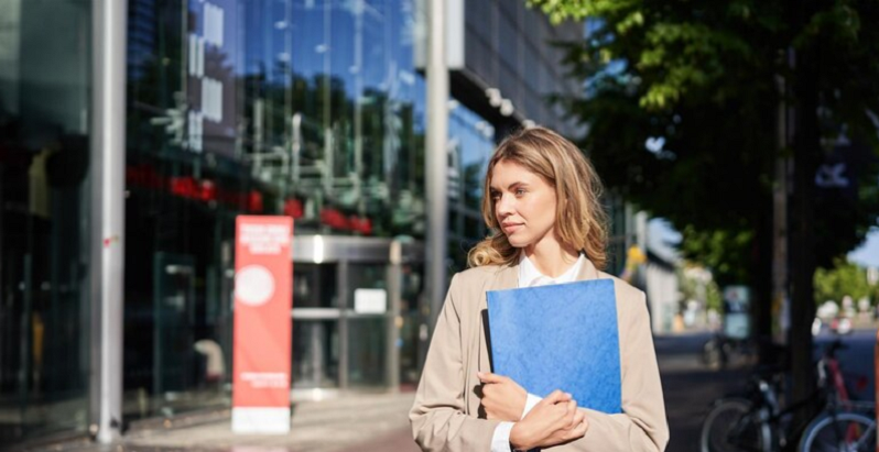Au inceput inscrierile pentru stagiile platite Blue Book 2027. Cine poate aplica si ce indemnizatie lunara ofera Comisia Europeana