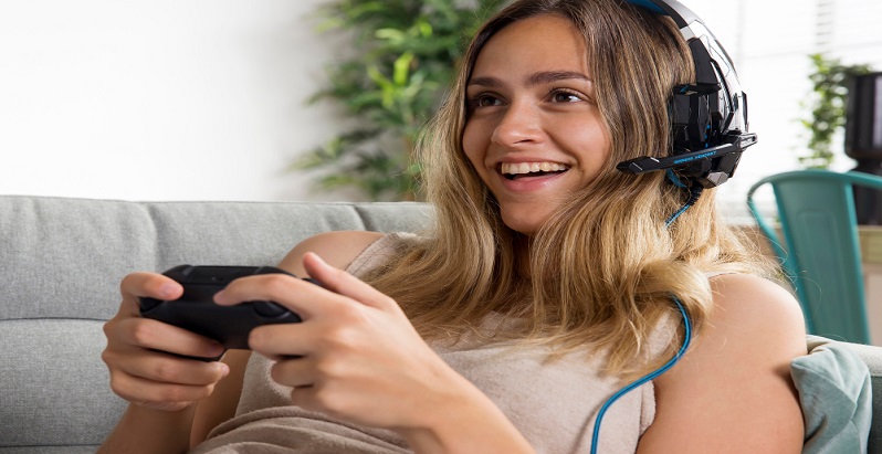 Studenti platiti cu peste 2.000 de euro lunar pentru performanta in jocuri video. Cum functioneaza bursele de e-sports din Marea Britanie